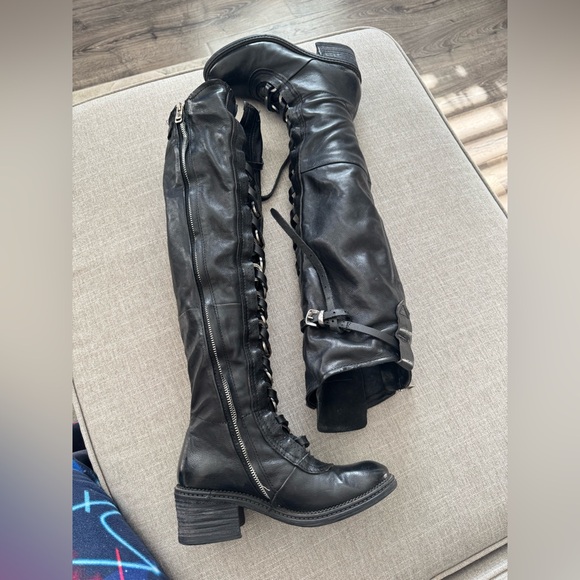 Yoko - Picture 5 of 7